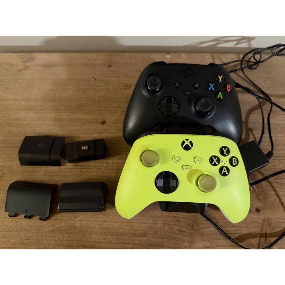 Microsoft Xbox Series X S Wireless Controllers Electric Volt Black Charging Dock